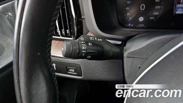 Volvo XC60 2021 — photo 29