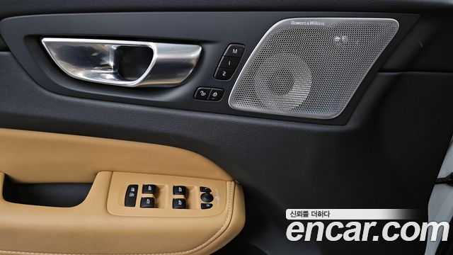 Volvo XC60 2021 — photo 32