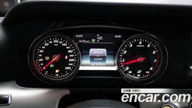Mercedes-Benz E-Class 2017 — photo 11