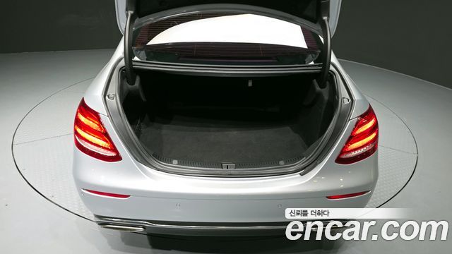 Mercedes-Benz E-Class 2017 — photo 26