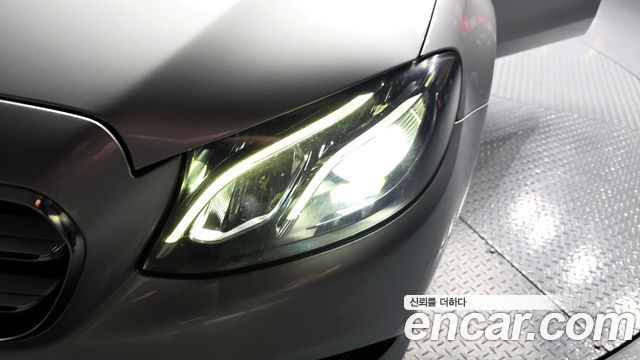 Mercedes-Benz E-Class 2017 — photo 8