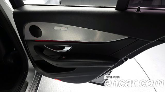 Mercedes-Benz E-Class 2017 — photo 15