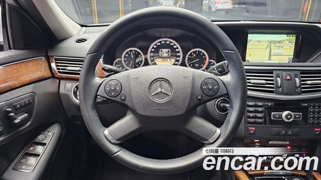 Mercedes-Benz E-Class 2012 — photo 12