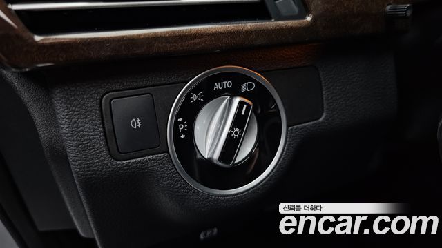 Mercedes-Benz E-Class 2012 — photo 18