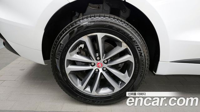 Jaguar F-PACE 2017 — photo 5