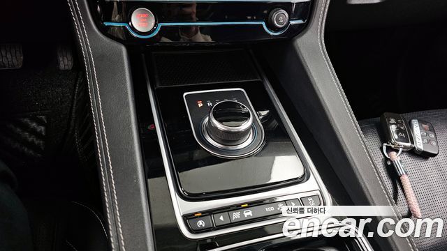 Jaguar F-PACE 2017 — photo 9