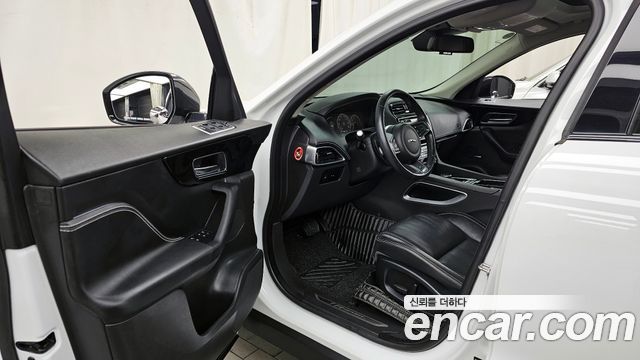 Jaguar F-PACE 2017 — photo 10