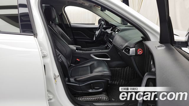 Jaguar F-PACE 2017 — photo 11