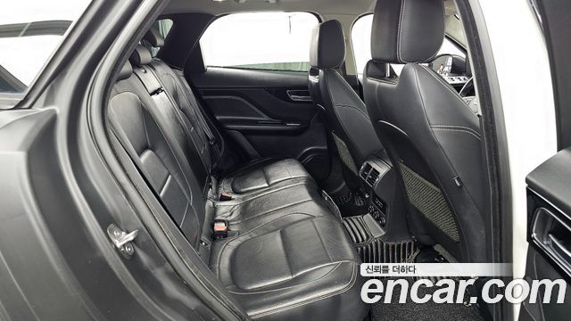 Jaguar F-PACE 2017 — photo 12
