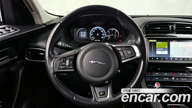Jaguar F-PACE 2017 — photo 13