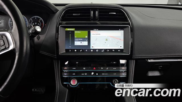 Jaguar F-PACE 2017 — photo 15