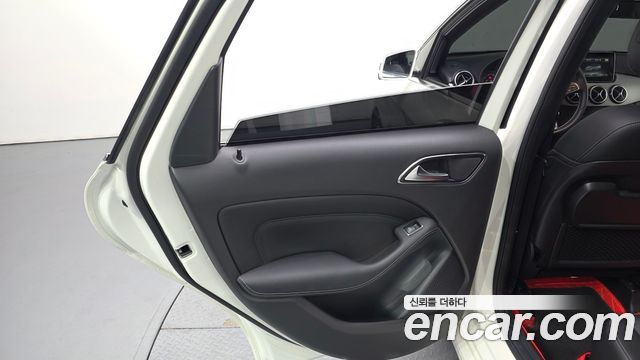 Mercedes-Benz B-Class 2018 — photo 15