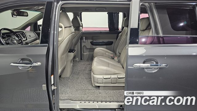 Kia Canival 2018 — photo 16