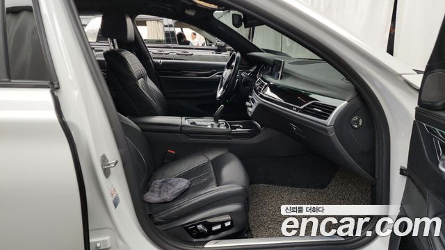 BMW 7-Series 2018 — photo 11