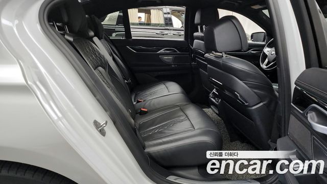 BMW 7-Series 2018 — photo 12