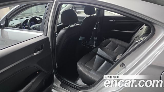 Hyundai AVANTE 2016 — photo 11