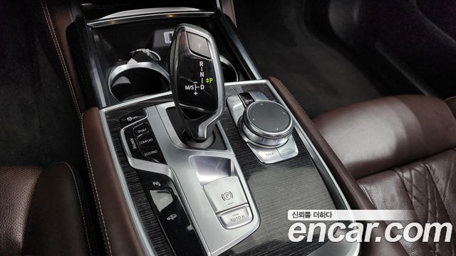 BMW 7-Series 2016 — photo 9