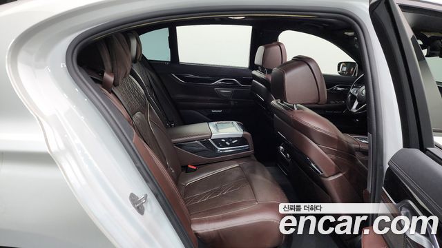 BMW 7-Series 2016 — photo 11