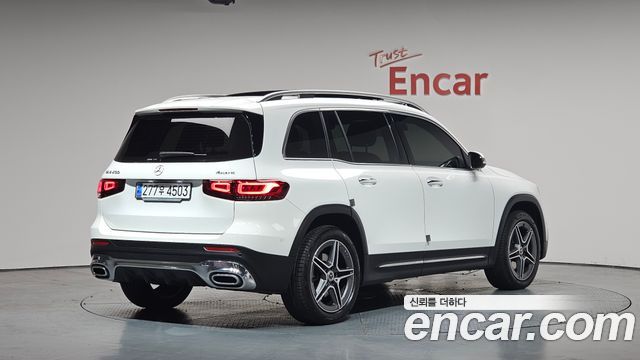 Mercedes-Benz GLB-Class 2023 — photo 2