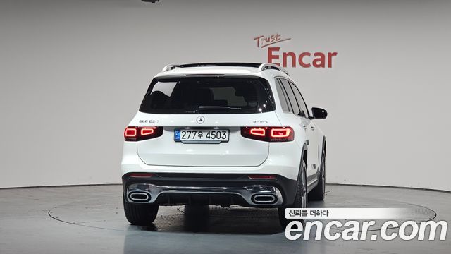 Mercedes-Benz GLB-Class 2023 — photo 4