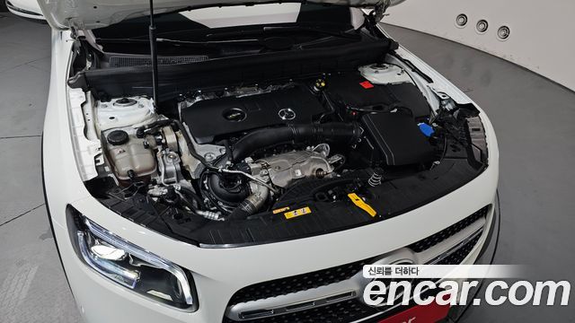Mercedes-Benz GLB-Class 2023 — photo 6