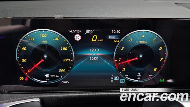 Mercedes-Benz GLB-Class 2023 — photo 11