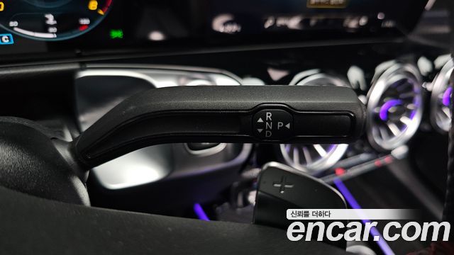 Mercedes-Benz GLB-Class 2023 — photo 12