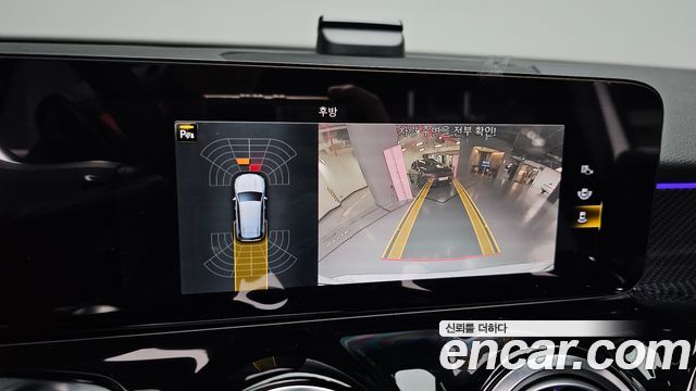 Mercedes-Benz GLB-Class 2023 — photo 20