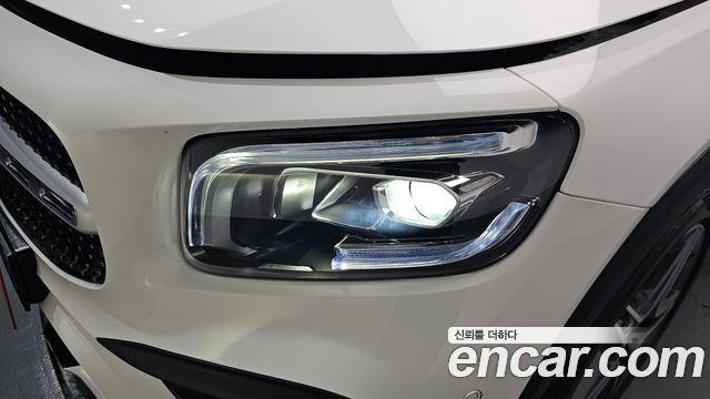 Mercedes-Benz GLB-Class 2023 — photo 8