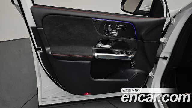Mercedes-Benz GLB-Class 2023 — photo 14