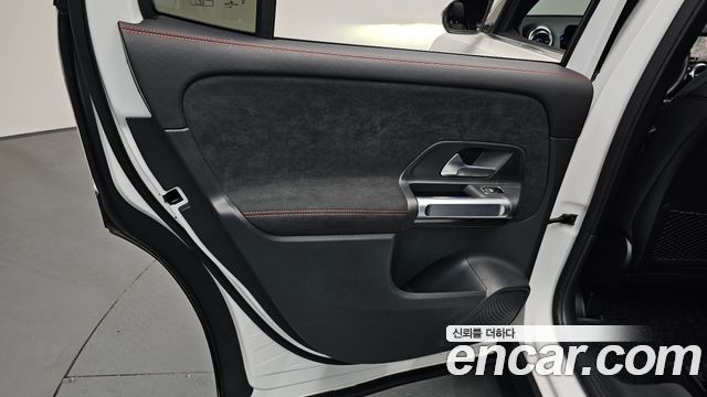 Mercedes-Benz GLB-Class 2023 — photo 15