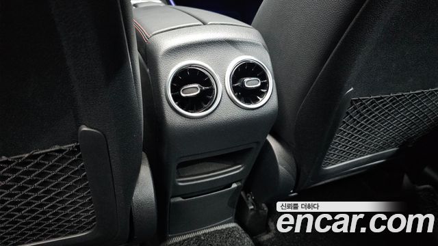 Mercedes-Benz GLB-Class 2023 — photo 32