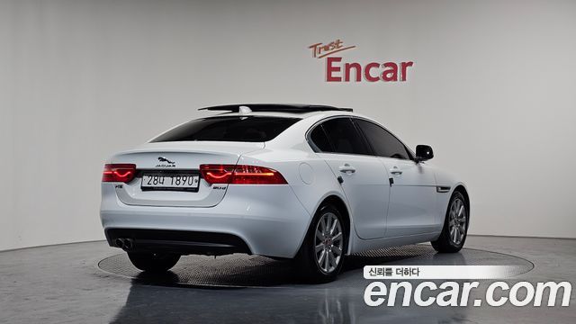 Jaguar XE 2018 — photo 2