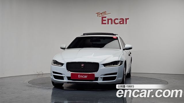 Jaguar XE 2018 — photo 3