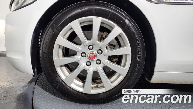 Jaguar XE 2018 — photo 5