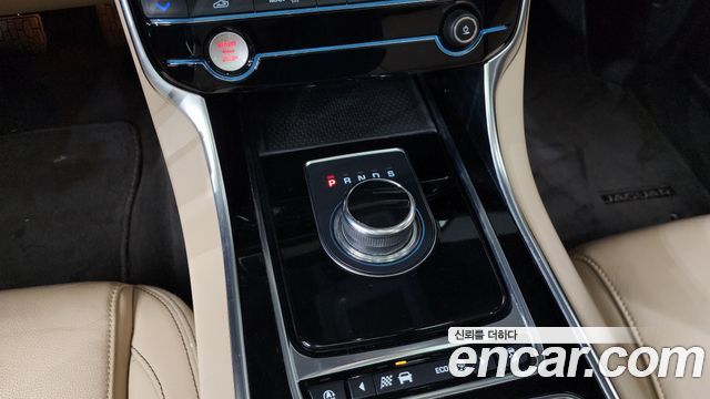 Jaguar XE 2018 — photo 12