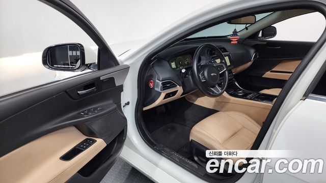 Jaguar XE 2018 — photo 13