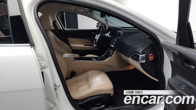 Jaguar XE 2018 — photo 17