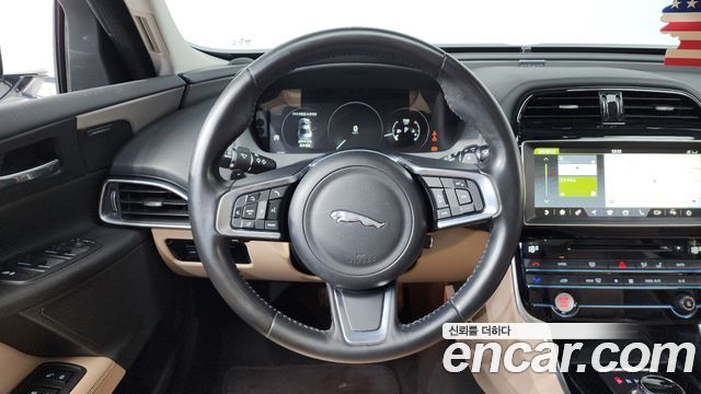 Jaguar XE 2018 — photo 18