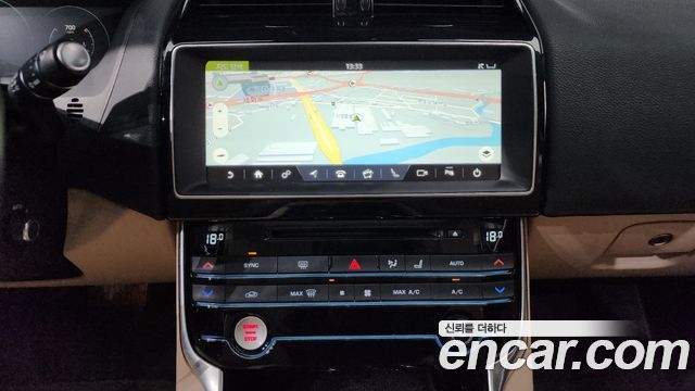 Jaguar XE 2018 — photo 20