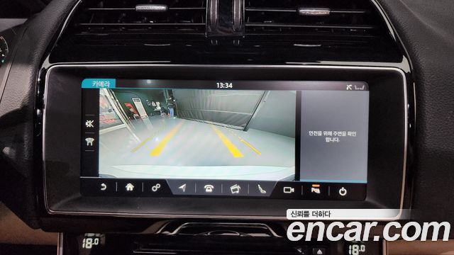 Jaguar XE 2018 — photo 21