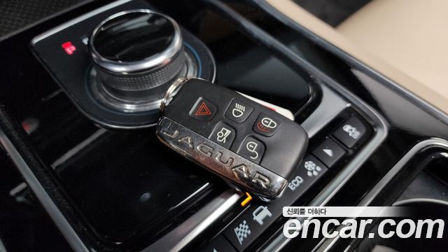 Jaguar XE 2018 — photo 23