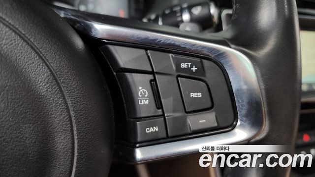 Jaguar XE 2018 — photo 25