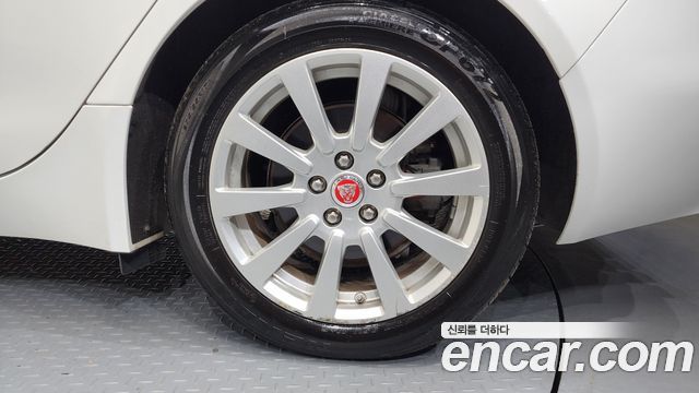 Jaguar XE 2018 — photo 7