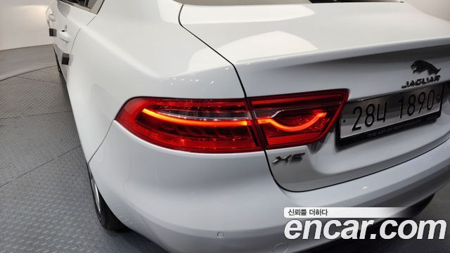 Jaguar XE 2018 — photo 9
