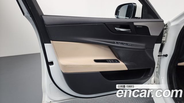 Jaguar XE 2018 — photo 14
