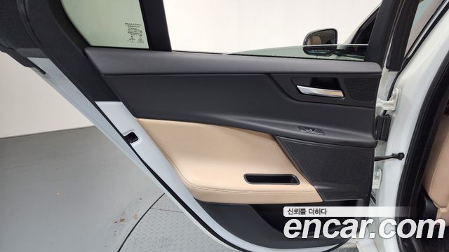 Jaguar XE 2018 — photo 15