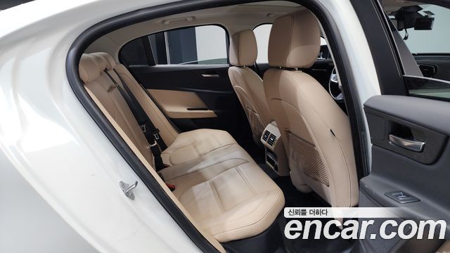 Jaguar XE 2018 — photo 16