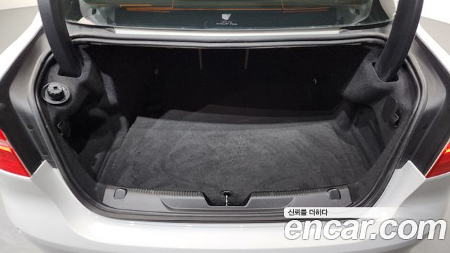 Jaguar XE 2018 — photo 27
