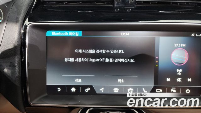 Jaguar XE 2018 — photo 31